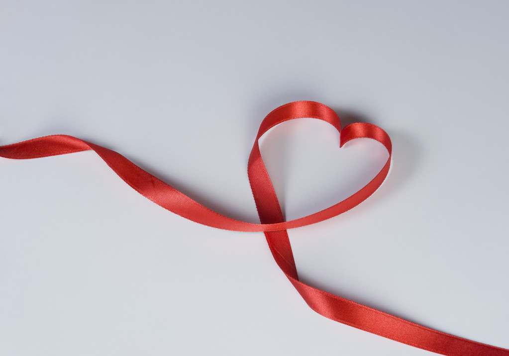 心形丝带的特写图片 心形丝带的特写图片