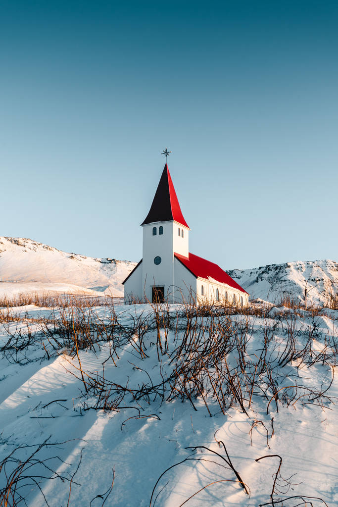 冰岛典型的教堂。 在美丽的风景中很好地组成了冰岛教堂。 维克镇美丽的风景. 令人难以置信的冬天在北极圈后面 旅游
