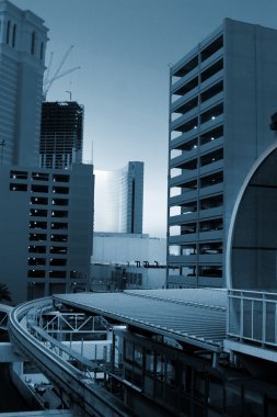 單軌四處走動的摩天大