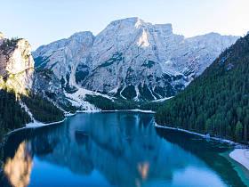 在白云石山脉的布雷斯湖森林步道的背景S