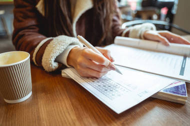 漂亮的學(xué)生在做英語(yǔ)語(yǔ)法測(cè)試