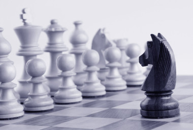 面對(duì)白棋子的黑騎士圖片