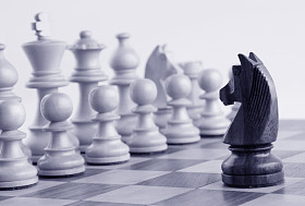面对白棋子的黑骑士图片