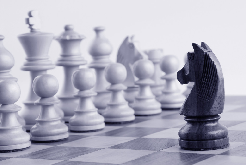 面对白棋子的黑骑士图片 面对白棋子的黑骑士图片