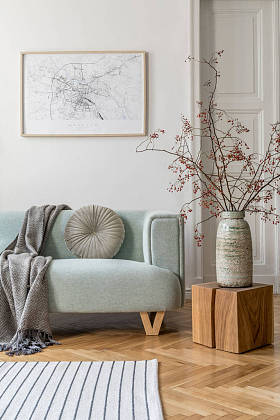 现代室内设计与沙发和当代配件。 风格新颖的客厅和设计家居装饰. 家居装修的简约概念.