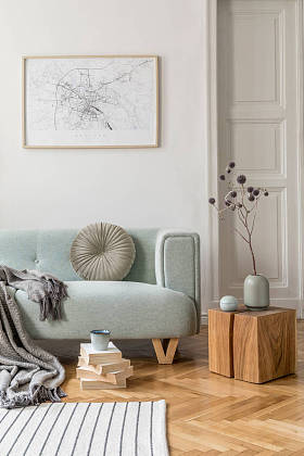 现代室内设计与沙发和当代配件。 风格新颖的客厅和设计家居装饰. 家居装修的简约概念.