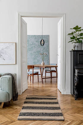 现代室内设计与沙发,黑色钢琴和雅致的厨房餐桌. 风格新颖的客厅和设计家居装饰. 家居装修的简约概念.