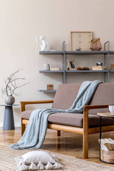 帶有時髦沙發(fā)和花瓶的現(xiàn)代公寓內(nèi)部