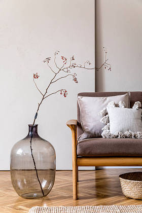 带有时髦沙发和花瓶的现代公寓内部