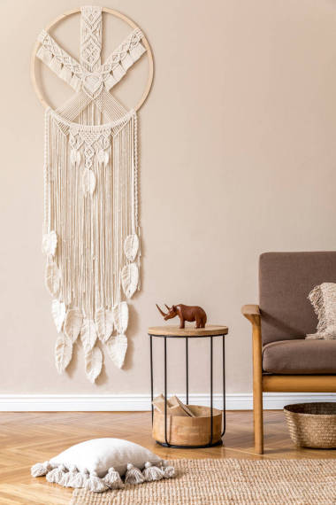 带有时髦沙发的公寓室内设计