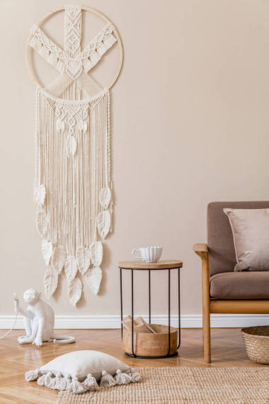 帶有時(shí)髦沙發(fā)的公寓室內(nèi)設(shè)計(jì)圖片