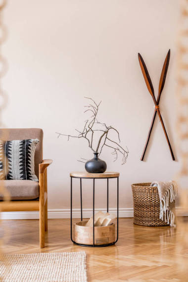 帶有時髦沙發(fā)和花瓶的現(xiàn)代公寓內(nèi)部