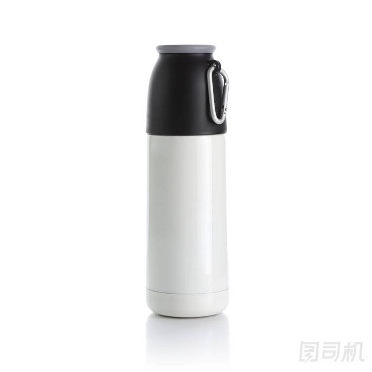白色鋁質(zhì)光滑金屬水壺，黑色瓶蓋，帶白色背景隔離處理。 熱飲和冷飲。 設(shè)計(jì)模型、品牌、廣告等的模板。 工作室拍攝