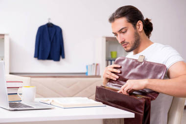 在家里準(zhǔn)備考試的年輕男生圖片