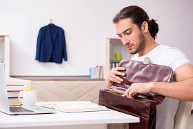 在家里准备考试的年轻男生图片