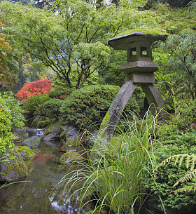 日本石灯笼由水