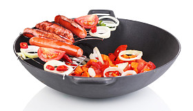 美味香肠在锅上白色隔离