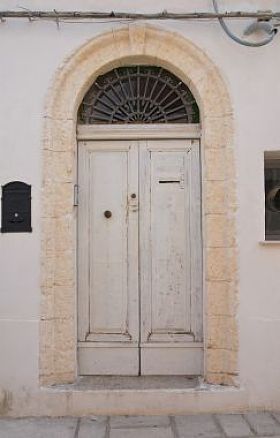 木质门。梅萨涅。普利亚大区。意大利