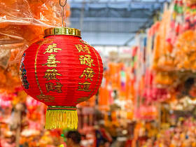 礼品店出售不同的传统礼品店