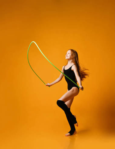 女子體操選手,紅頭發(fā),做運(yùn)動(dòng),練習(xí)跳繩