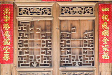 春節(jié)聯(lián)姻的老式傳統(tǒng)木雕門(mén).圖片