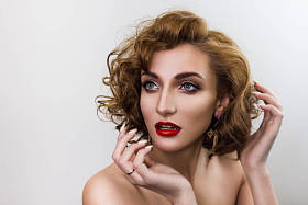 红唇肖像画图片