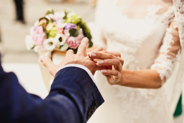 手挽手與結(jié)婚戒指圖片