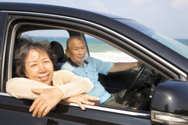 年長者夫婦享受公路旅行和旅游