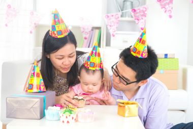 亚洲华人父母庆祝宝宝满月派