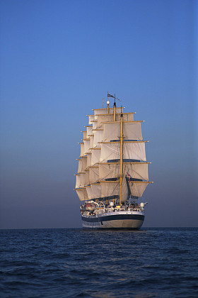 在海中一艘快船