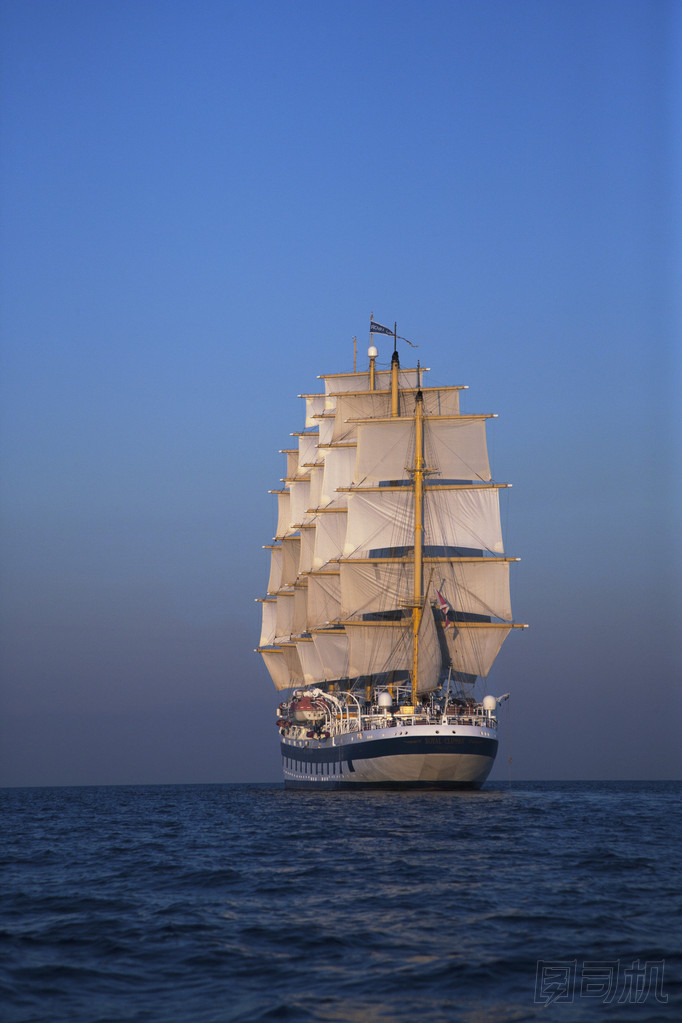 在海中一艘快船