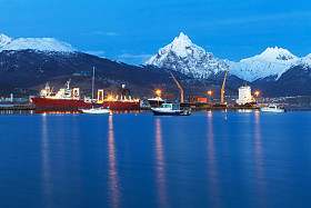 在港口的货运集装箱船图片