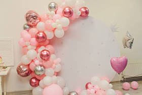 气球！气球！ 儿童政党背景。 假日精神。 循环和恒星。 有纸星、气球、纸团、纸团、纸团、纸团、意大利面团的照片区