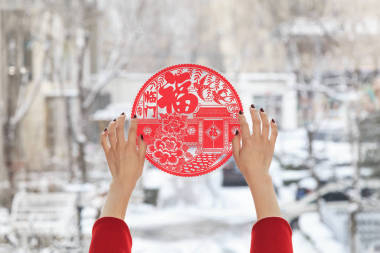 3.春節(jié)前夕的春聯(lián)在窗戶上圖片