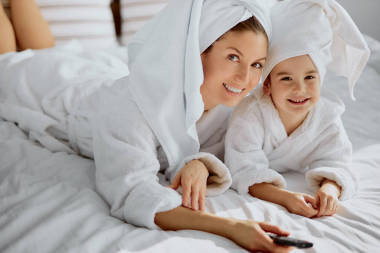 可愛而細(xì)心的父母和可愛的孩子看電視