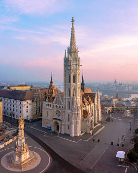 欧洲匈牙利布达佩斯马蒂亚斯突尼斯鱼的堡垒。 空中城市景观。 五彩斑斓 Hq