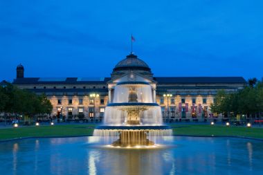 在晚上周游威斯巴登