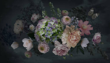 芳香的牡丹，花园的花朵，黑色背包上装饰的香草