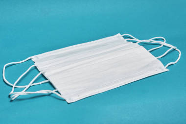 藍色背景下外科口罩的特寫