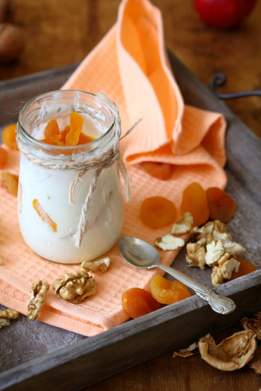 新鮮酸奶與杏的片斷照片