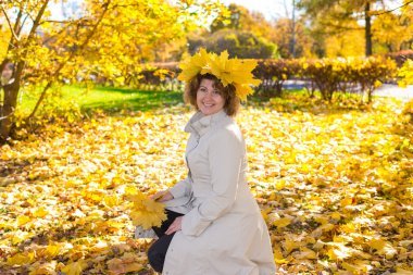 中年女子在秋天的公園圖片