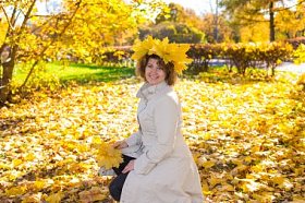 中年女子在秋天的公园图片