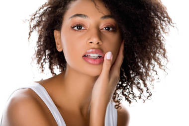 迷人的非洲裔美國女孩，帶著大括號，與白人隔離