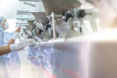 在輸送帶上轉(zhuǎn)移藥瓶