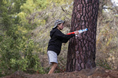拿著水槍的可愛男孩