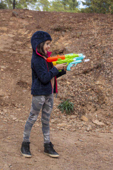 拿着水枪的可爱女孩