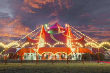 在警告的日落和混亂的天空下馬戲團(tuán)帳篷的夜景