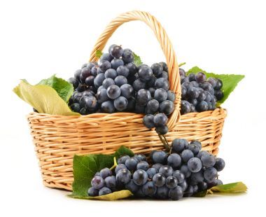 柳條籃完全隔絕在白色的新鮮紅葡萄