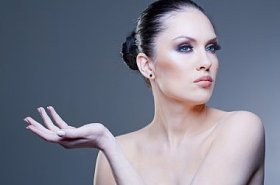 漂亮的年轻女人时尚工作室肖像