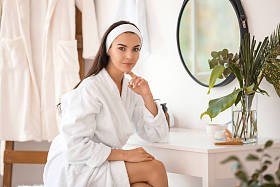 美丽的年轻女子在浴室的早晨图片